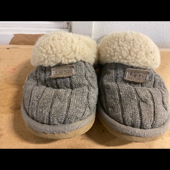 ugg cozy knit slippers size 8